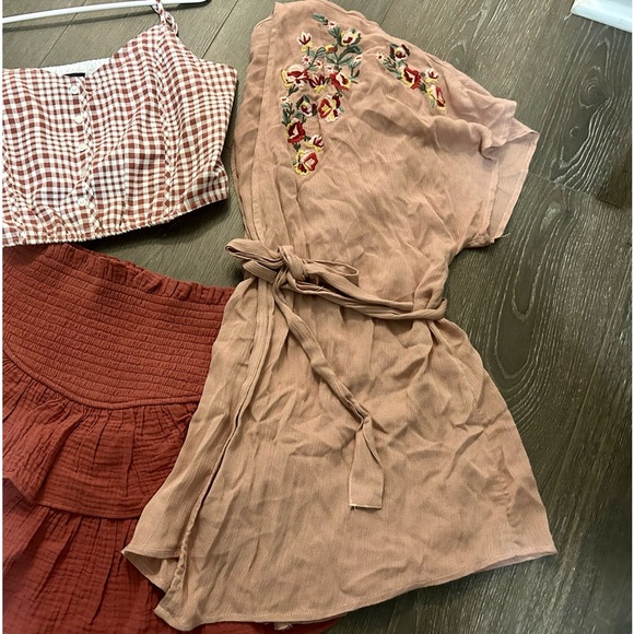 Boutique BOHO Kimono style wrap Top Tan floral embroidery Sz Med - Picture 2 of 6